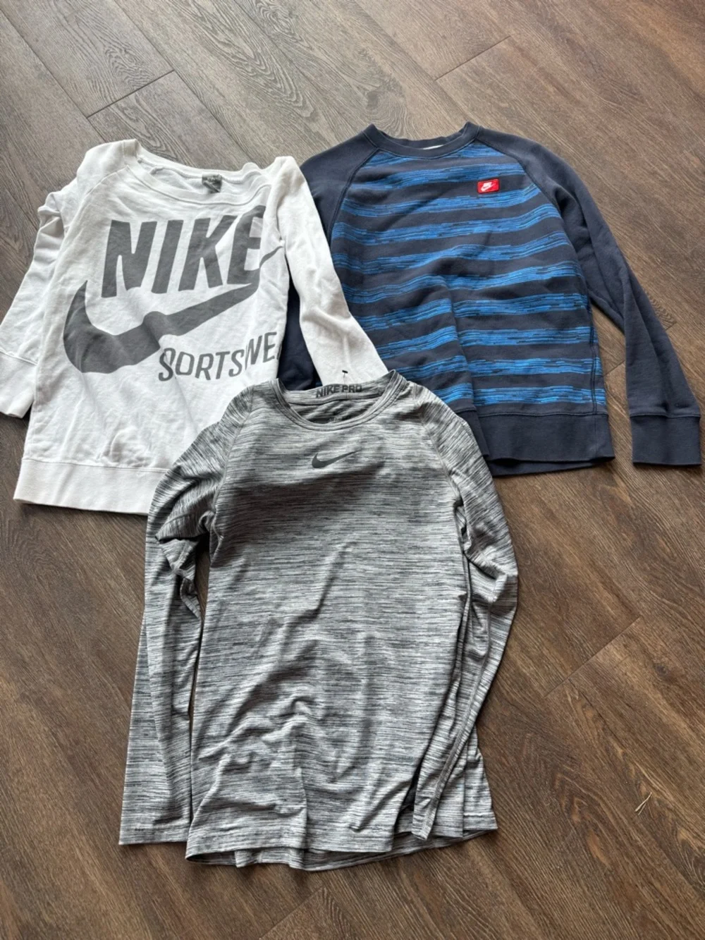 Nike Womens Sweatshirt lot Q14